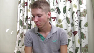 Gadis perawan muda Joey Landers memberikan oral seks pada penis besar Lukas Grande yang sudah tua sebelum melakukan anal seks tanpa kondom dan ejakulasi di dalam vagina dalam sudut pandang orang pertama (POV).