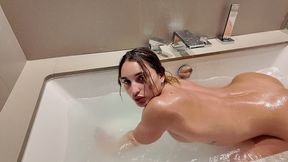 saradiamante mette in mostra il suo culone in vasca da bagno