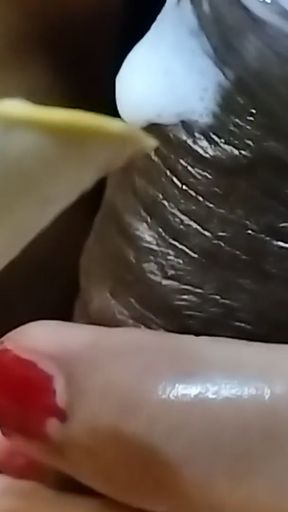 Sasur nay bahu ko cream Laga kar land chusa   Clip 1