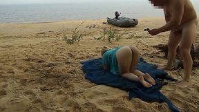 Milf allows to fuck her tight anal on the beach - Amateur Porn