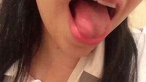 Seductive Japanese gal @kamititisokuhou flaunts epic tongue skills!