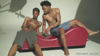 Tatoverte svarte gutter med store kuker knuller trange hull etter intense munnsex og håndjobber