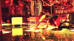 Double Penetratrion on the Club Stage for This Italian Slut