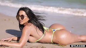 Latina's large curves get slayed by hard BWC