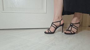 Hostess sore feet in black strappy sandals 2 Cr