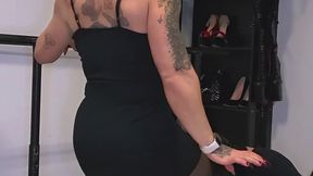 Ballbusting in Décolleté