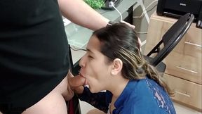 Mi jefe me descubre masturb&aacute_ndome y me pone a chupar su gran polla PARTE 2