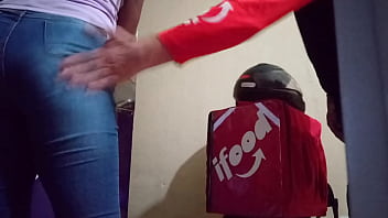 Casada trabalhando na loja de a&ccedil_a&iacute_ e deu para o entregador do iFood