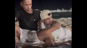 Mamou o novinho na praia em p&uacute_blico ( Completo no Red )