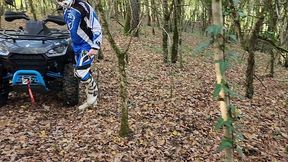 je me fais baiser en trio sur un quad par mon mec et un plan cul