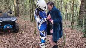 je me fais baiser en trio sur un quad par mon mec et un plan cul