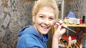 spying on Sara Bell, backstage before shooting