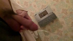 巨根な大学生のおしっこ映像