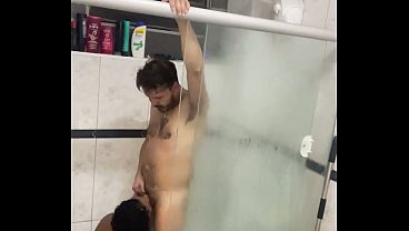 INQUILINO DO PREDIO FICOU SEM LUZ E PEDIU PRA TOMAR BANHO EM CASA ACABEI COMENDO O CU DELE DEBAIXO DO CHUVEIRO