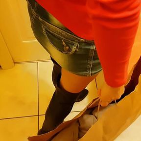 Amateur Fuck in the Supermarket Dressing Room