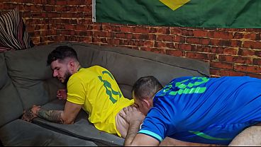 Torcedores numa pega&ccedil_&atilde_o bem quente ap&oacute_s jogo de futebol do Brasil contra o Egito - Parte 02