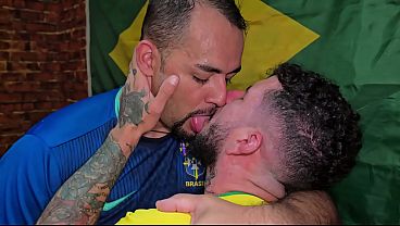Torcedores numa pega&ccedil_&atilde_o bem quente ap&oacute_s jogo de futebol do Brasil contra o Egito - Parte 02