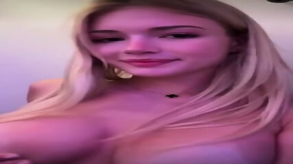 Hermosa rubia de cuerpo perfecto se toca en en el bao del avin
