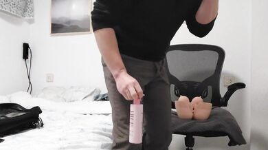 Enseño mi muñeca sexual pero llegó mi compañera de piso