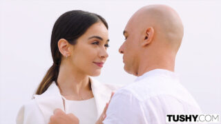 Ginebra Bellucci le chupa la polla a Christian Clay antes de metérsela hasta el fondo del culo