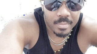 Zwart, badkamer – POV-voetfetisjvideo van een Canadese man die zijn eigen kont neukt