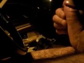 Une milf me suce sur un parking