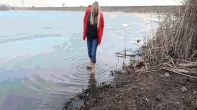 Walking in white flip flops WMV(1280x720)FHD