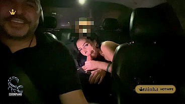 A gostosa casada Rainha Hotwife chupou seu amante no carro no caminho do hotel com o Corno dirigindo