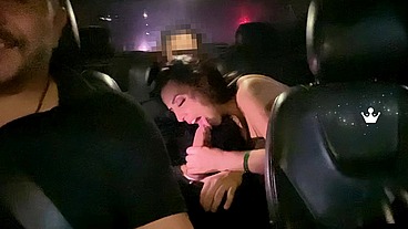 A gostosa casada Rainha Hotwife chupou seu amante no carro no caminho do hotel com o Corno dirigindo
