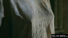 ”Dashing Victoria Daniels plays with her dripping wet beaver”