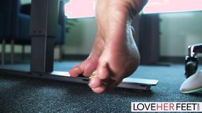 ”Bossy MILF Aderes Quin Gets Feet Worshipping”