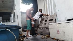 vizinha sapatao dando cu no quintal.