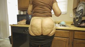 ANAL QUEEN SOWS OFF HER BI BOOTY PHAT ASS