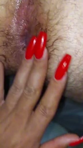 Preparando meu cu que o pau vai entrar