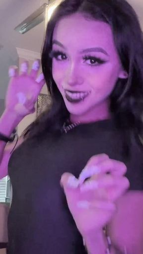 Amateur onlyfan shows off her tits