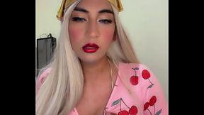 Transexual con pijama rosada y sexy para cachondar