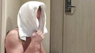 Pais americanos amadores com pênis enormes se masturbam e transam enquanto adoram pés.