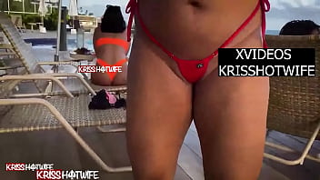 Kriss Hotwife No Chuveiro Da Piscina Do Hotel Exibindo Com Seu Micro Biqu&iacute_ni