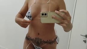 Puta mostrando as marquinhas de biqu&iacute_ni