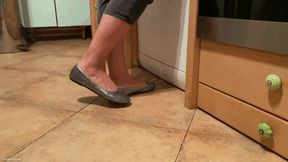 MRS MAGGIE COOKING IN FLATS MATURE FEET - MP4 HD