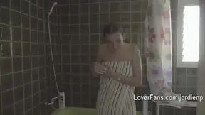 **VÍDEO COMPLETO PARA FANS** ¡Hola NiñosPoller! Gala se ducha antes de follar conmigo en una escena. Está un poco nerviosa pero mi chica se encarga de relajar tensiones mientras graba ese CUERPAZO qu…
