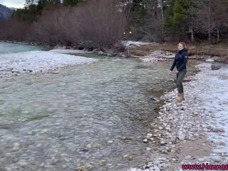 Blond Deutsch in Fellkragen Outdoor im Winter gefickt!