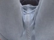 水色のジーパンを履いた男性がおしっこを我慢していたけ結局・・・お漏らししてしまいました・・・