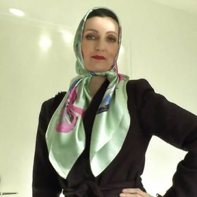 Lady Victoria Valente Showed Elegant Satin Headscarves Scarf Queen