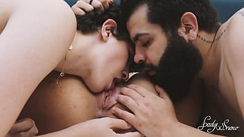 Fodendo o cuzinho da Pawg e da namoradinha junto, como &eacute_ bom poder transar a tr&ecirc_s