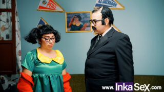 Mies panee täydellistä vartaloa, 18-vuotias latino teini huora, ja täyttää peppunsa siemensyöksyllä