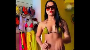 Novinha gostosa se exibindo no bronze