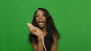 Ebony Star Takes A Huge Facial Here