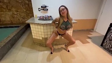 Morena safada mamando a piroca até o talo