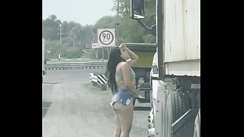 exhibicionismo en la carretera con traileros